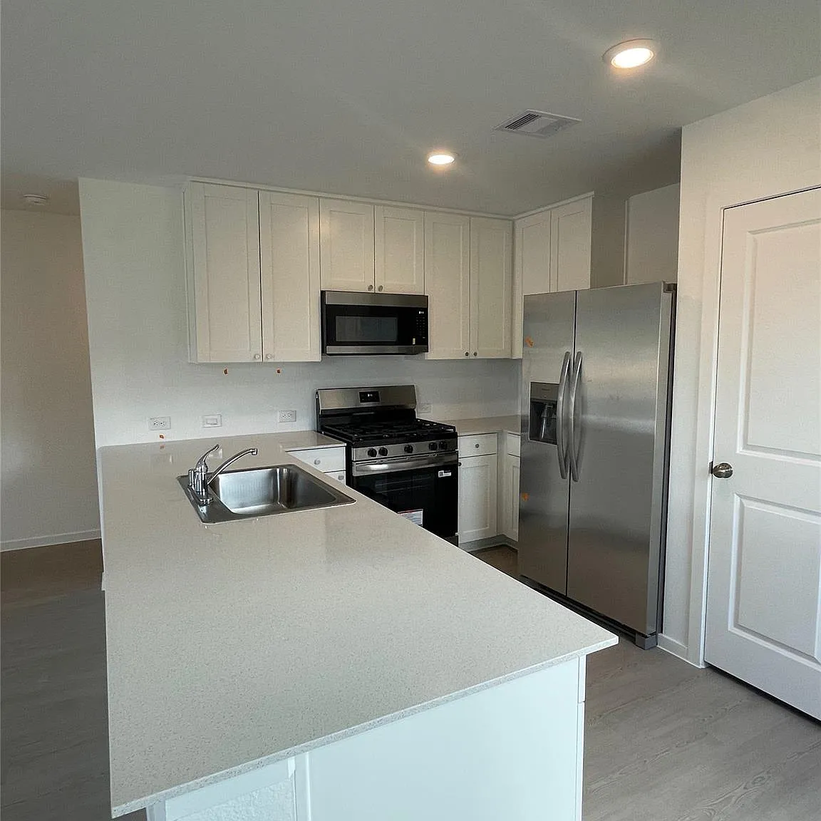 3 bed, 2.0 bath, 1266 sqft, $1,600 — Photo 4
