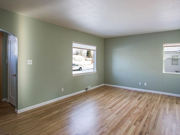 8Front Entry Livingroom