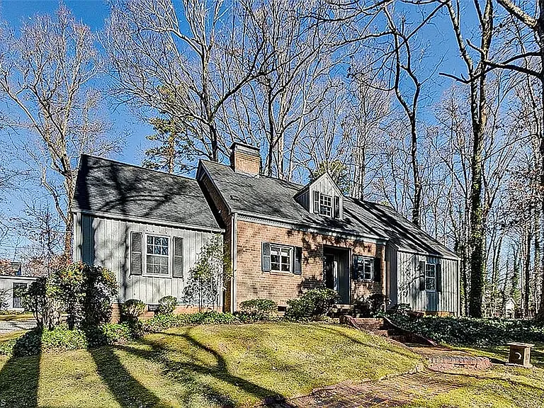 1402 Roanoke Dr — Photo 1