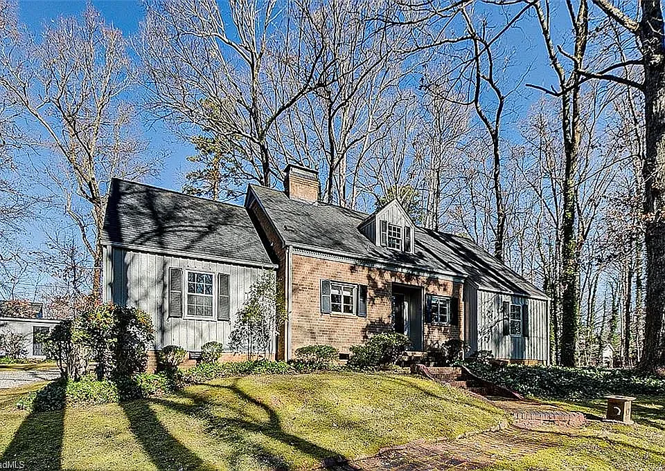 1402 Roanoke Dr