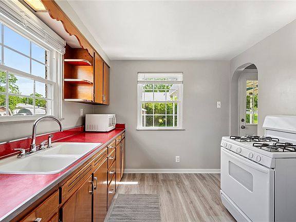 4th image of 210 Margaret Ave