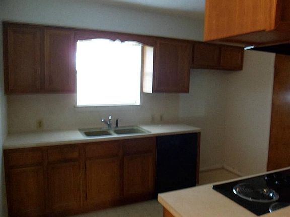 3rd image of 413 N Amherst Dr