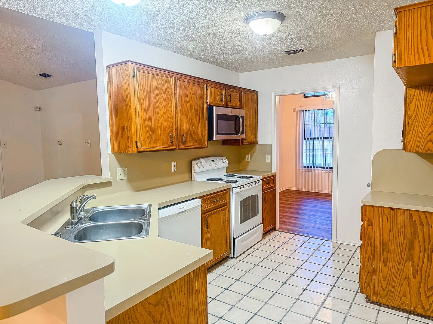 1815 Cedarview Drive.. Longhorn Properties.. — Photo 2