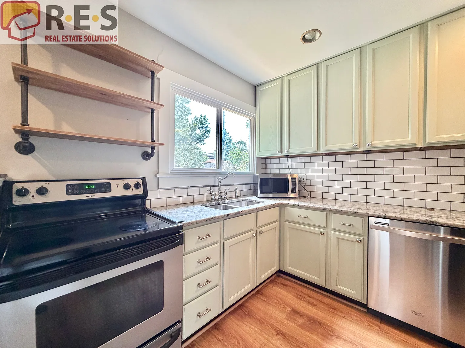 3 bed, 1315 sqft, $2,870 — Photo 3