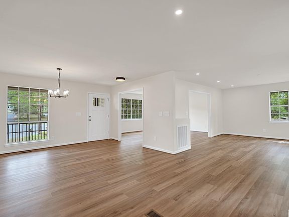 5th image of 800 3rd Terrace Cir