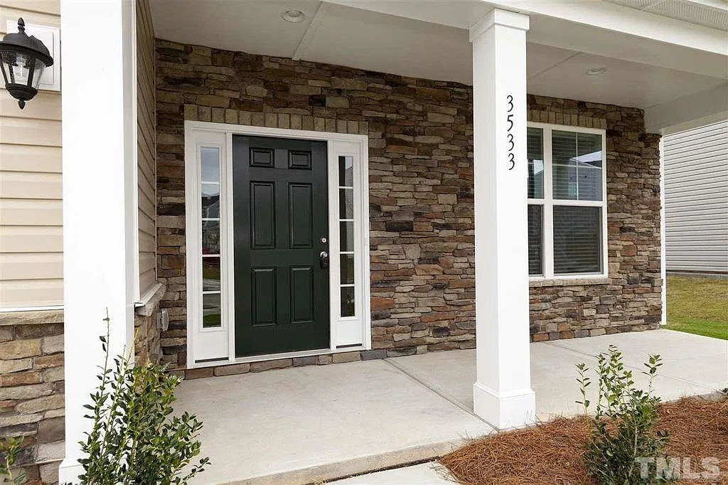 4 bed, 2512 sqft, $2,595 — Photo 2