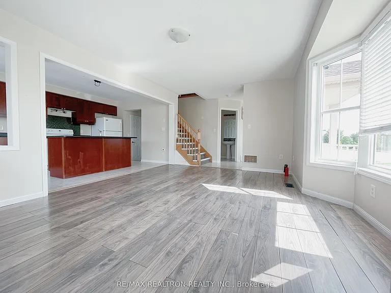 222 Dougherty Cres — Photo 4