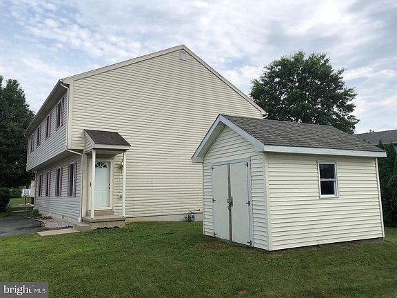 3rd image of 212 Evergreen Ln