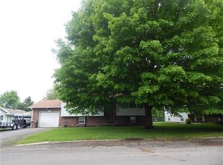 301 Crestwood Dr, Brighton, IL 62012