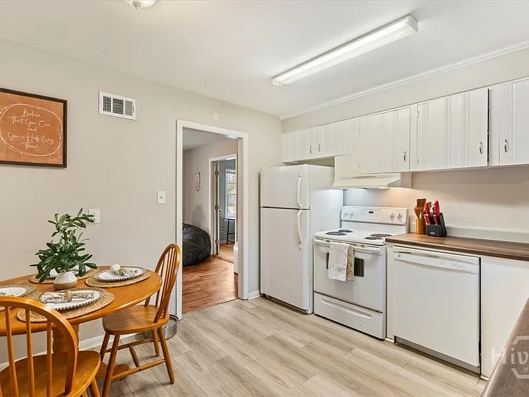 325 Manor Dr — Photo 6