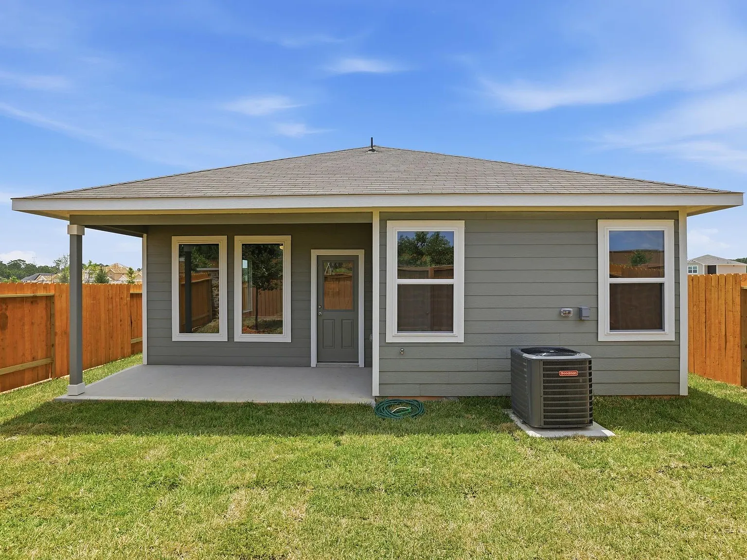3 bed, 2.0 bath, 1228 sqft, $2,300 — Photo 2