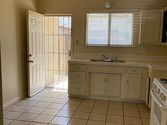 5th image of 609 W Avenue H8