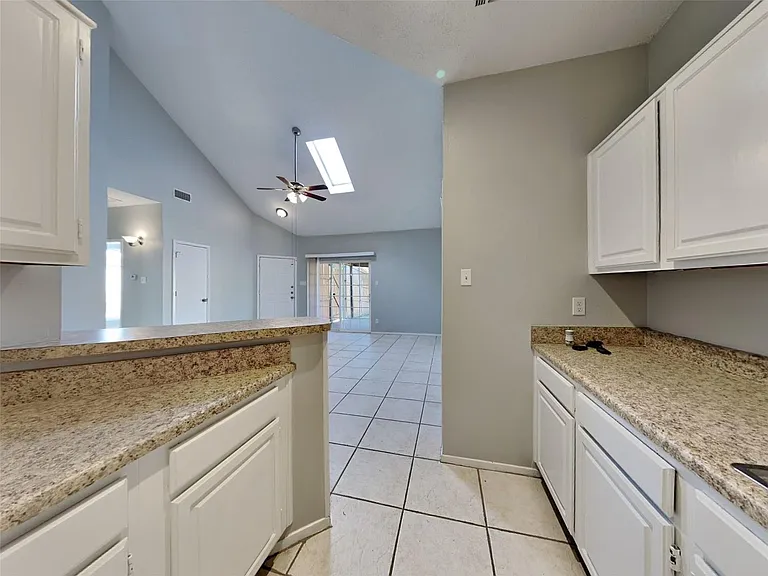 1395 Chinaberry Dr — Photo 3