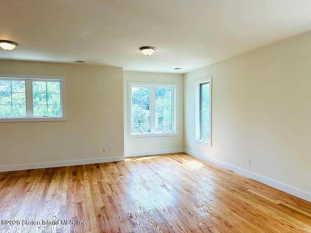 3 bed, 2.0 bath, 2400 sqft, $3,300 — Photo 3