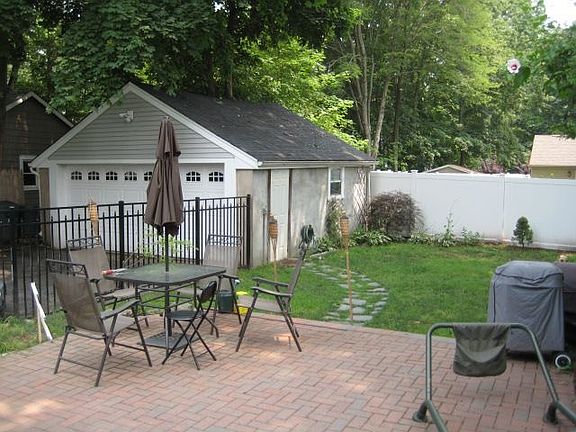 3rd image of 41 Hoyer Ave