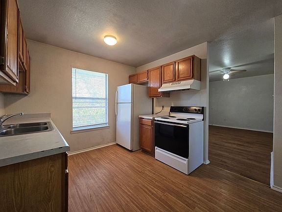 5th image of 1703 Cedarhill Dr #D