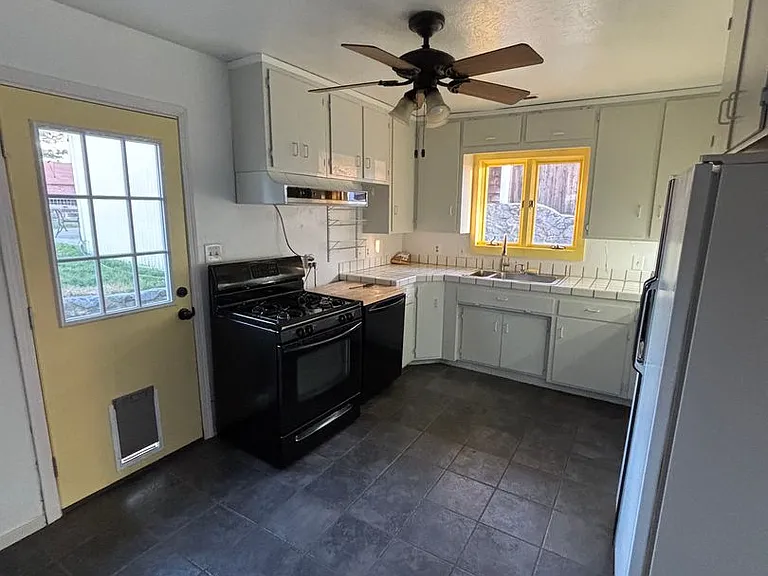 560 Landis Cir — Photo 5