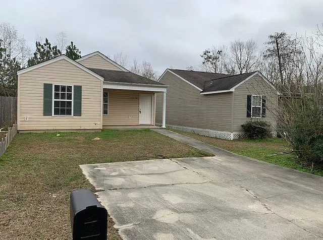 3 bed, 1212 sqft, $1,450 — Photo 1
