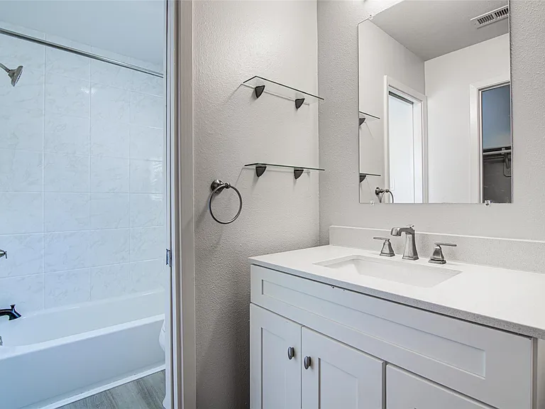 311 W Mary St — Photo 12