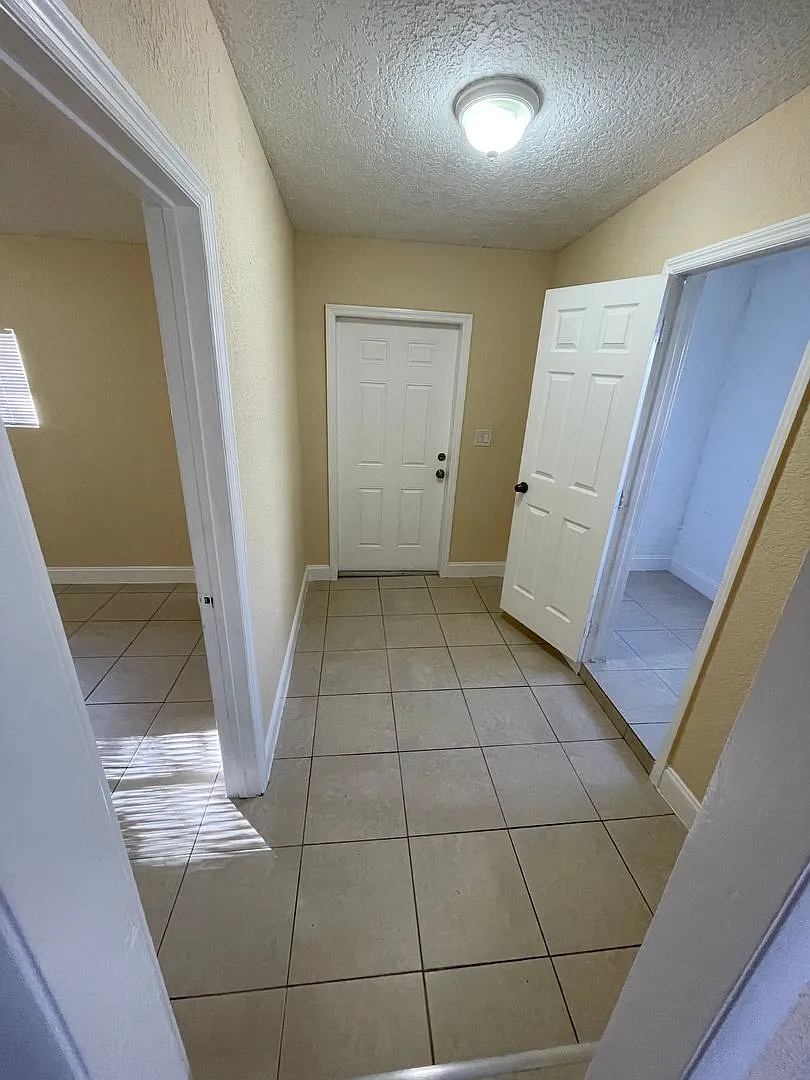 4/2 Home for rent, all tile floor, granite counter tops, new cabinetry, central ac. — Photo 3
