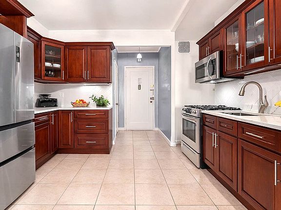 4th image of 920 E 17th St APT 609