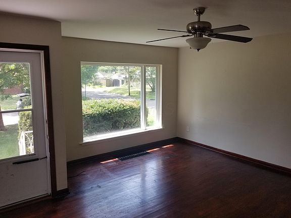 4th image of 2882 Brownlee Ave
