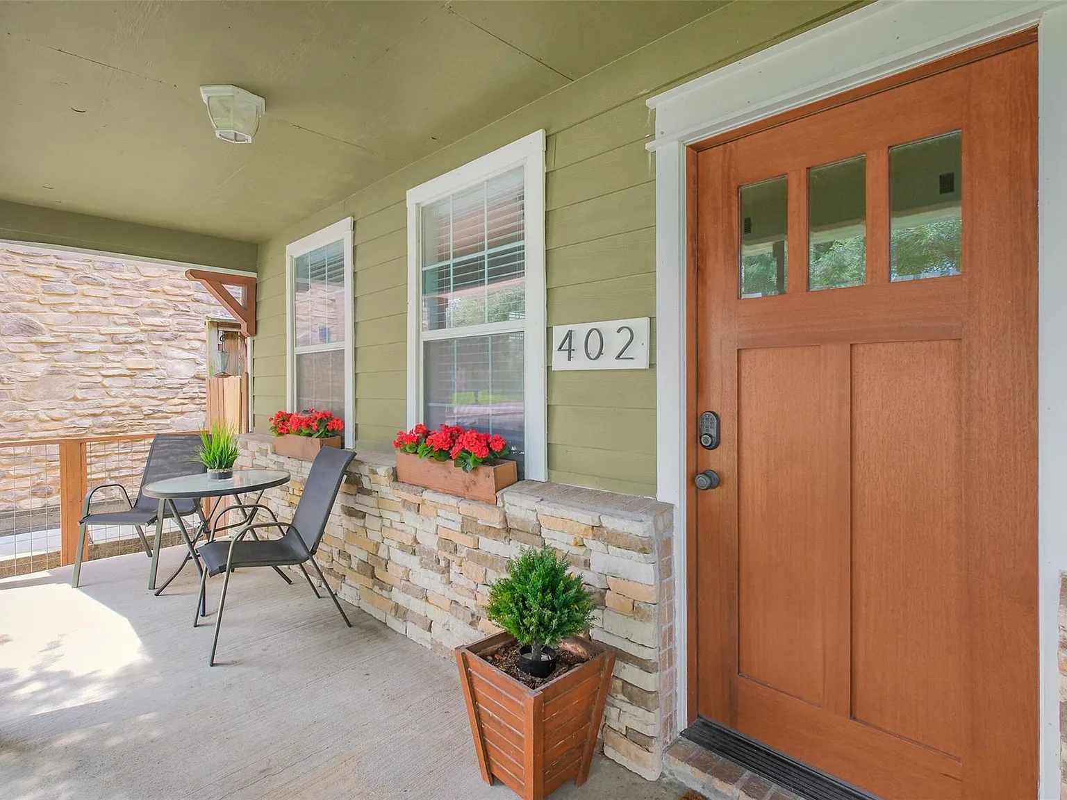 3 bed, 2.0 bath, 1584 sqft, $2,500 — Photo 2