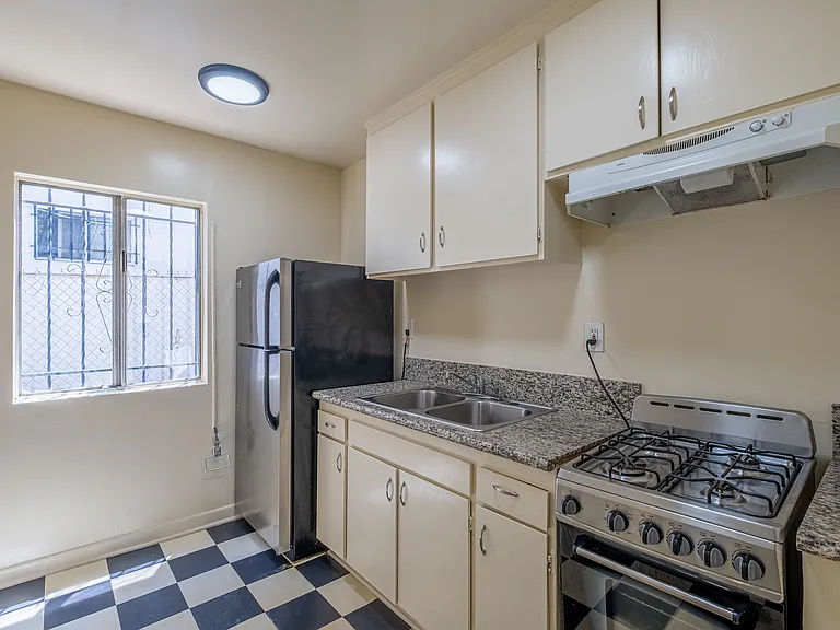 220 S Commonwealth Ave #103 — Photo 12