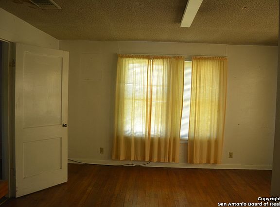 4th image of 1422 Hillcrest Dr