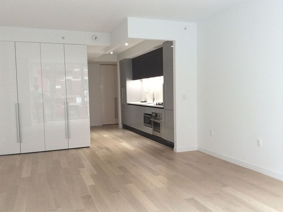 1st image of 540 W 49th St APT 305N