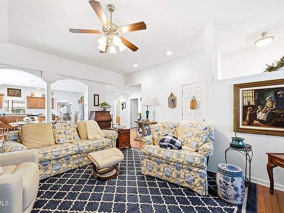 5th image of 675 Willowcrest Pl