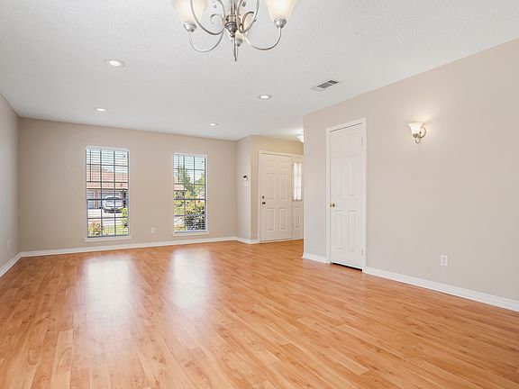 4th image of 104 Honeywood Dr