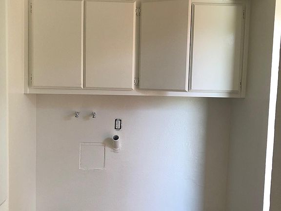 Washer & Dryer Hookups