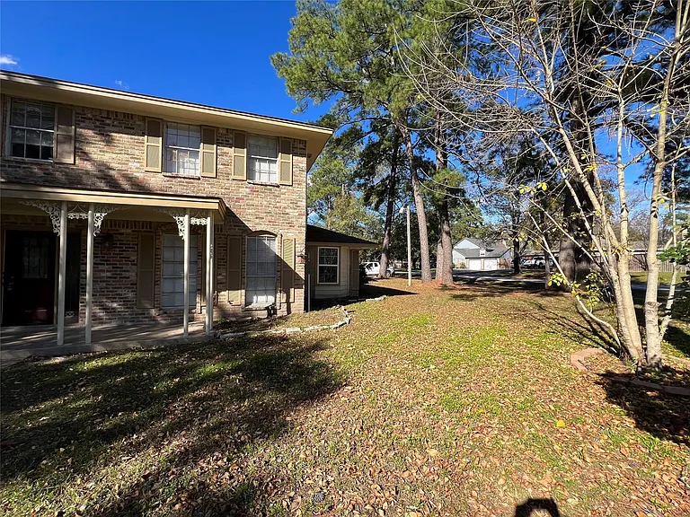 553 Roanoke Dr — Photo 3