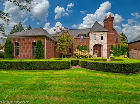 3755 Walnut Brook Dr, Rochester Hills, MI 48309