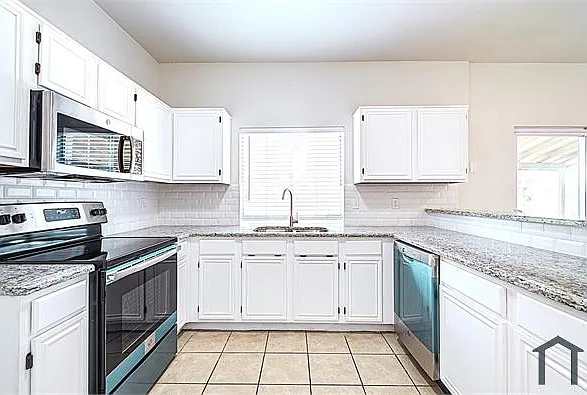 4 bed, 2100 sqft, $2,795 — Photo 2
