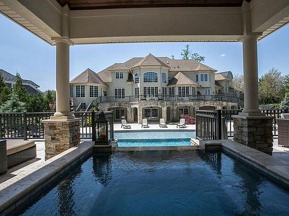 4th image of 1 Venetian Ct