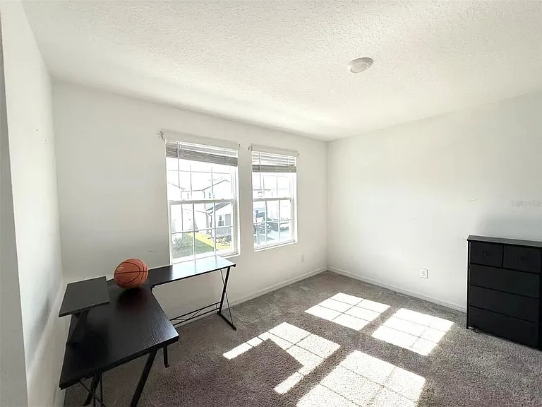 2077 Derwent Dr — Photo 6