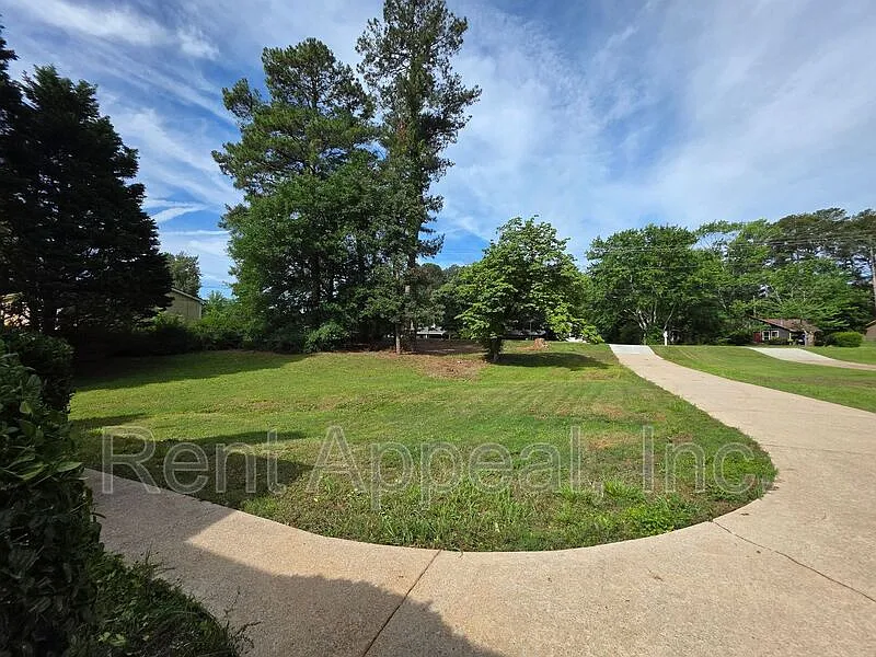 3 bed, 2.0 bath, 1444 sqft, $2,050 — Photo 2