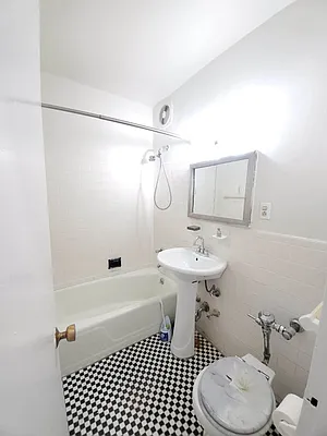 Rented by Smart NY Realty LLC | media 10