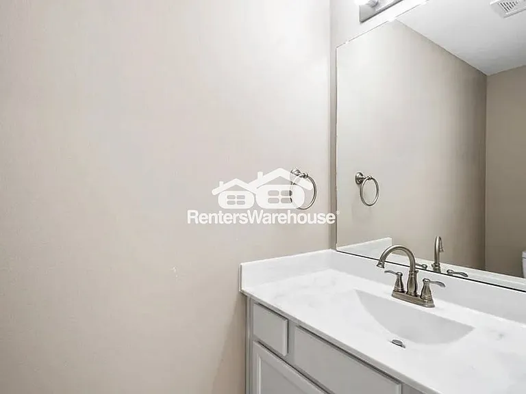 104 E Sycamore St — Photo 16