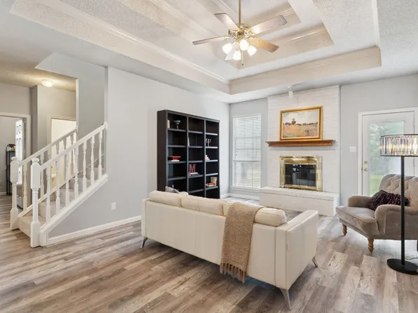 10216 Gray Oak Ln, Fort Worth, TX 76108