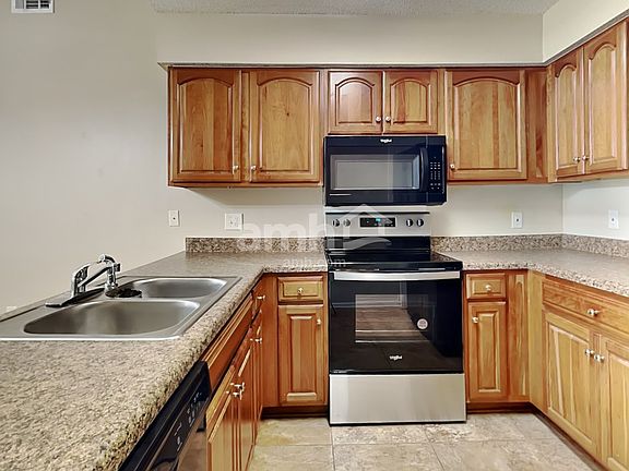 4th image of 401 Shady Hill Cir