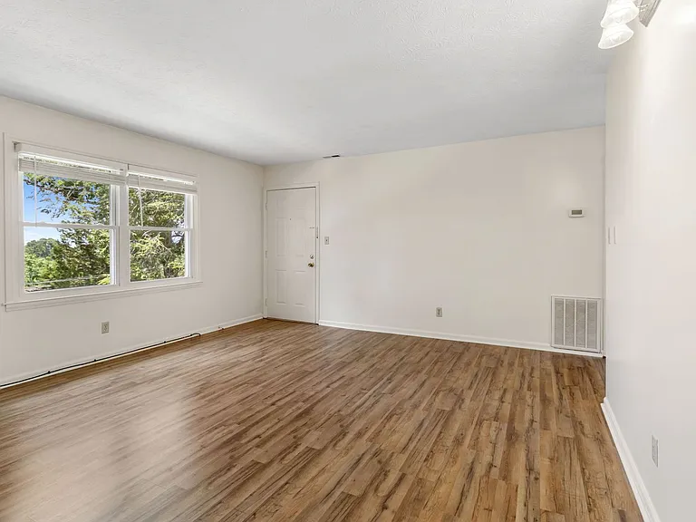 35 Hamburg Dr — Photo 16