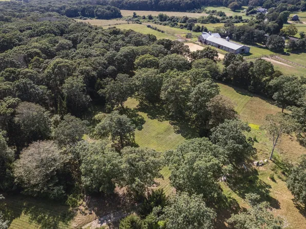26 Flint Hl, West Tisbury, MA 02575