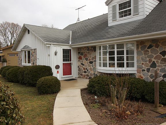 2nd image of 512 E Fox Dale Ct