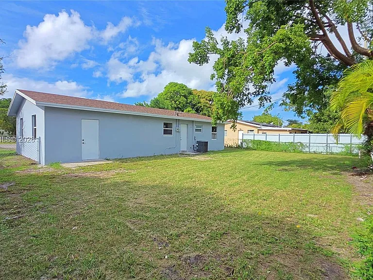1700 N Cypress Rd — Photo 11