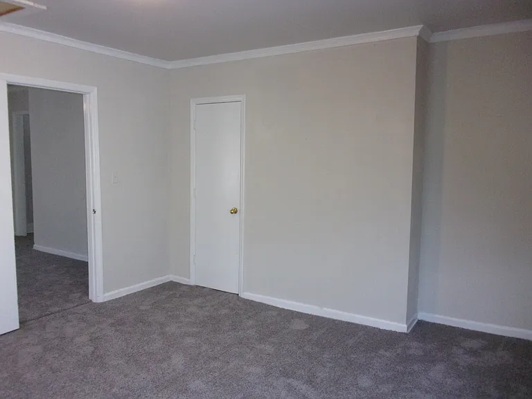 526 Leslie St — Photo 6