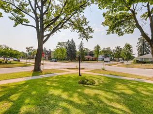 894 E Thacker St, Des Plaines, IL 60016