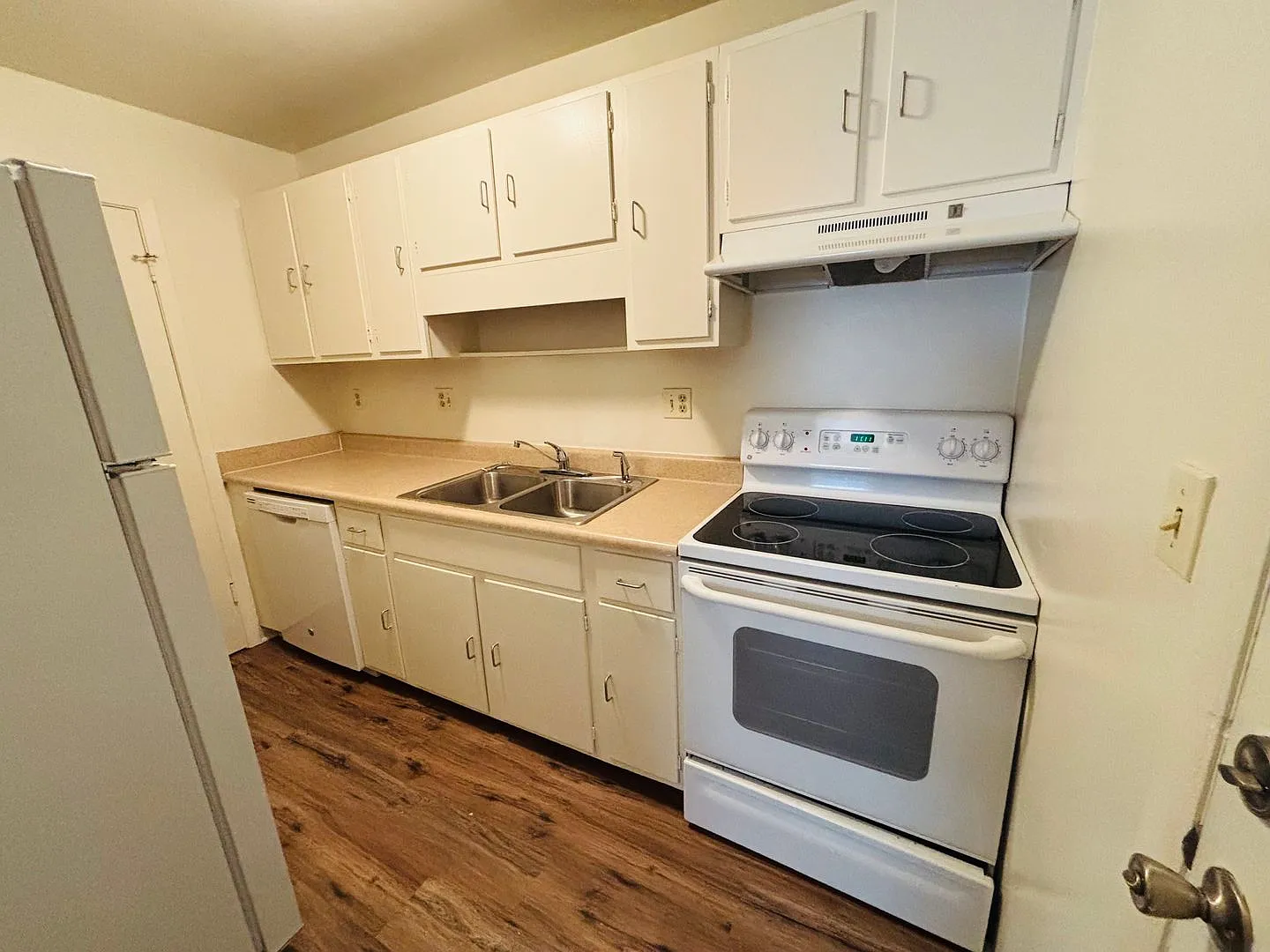 2 Bedroom 1 Bathroom Condo — Photo 2